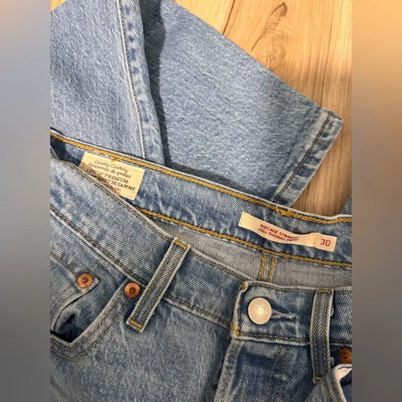 Levi’s Ribcage Jeans - Picture 2 of 4